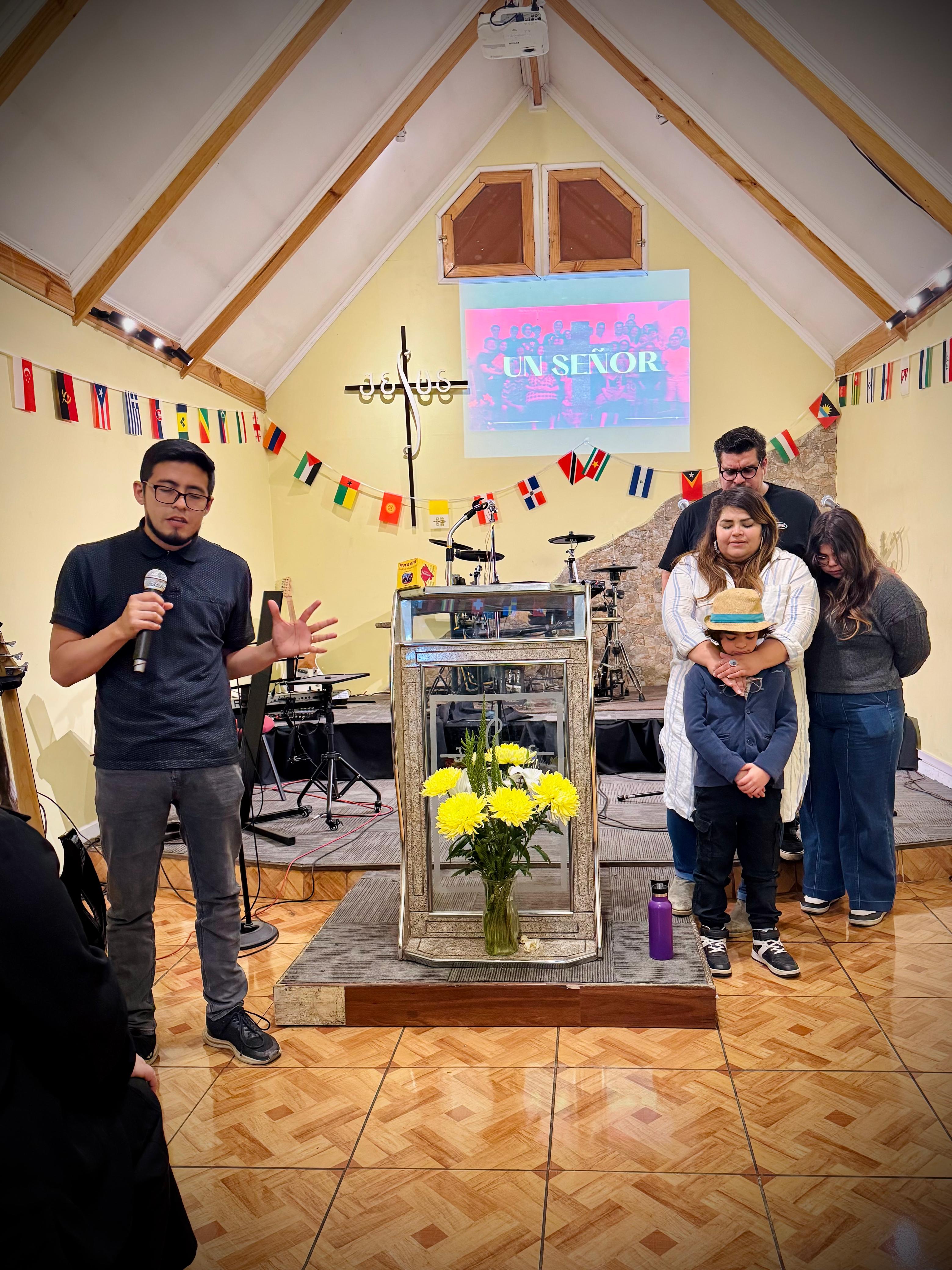 Iglesia orando y enviando a la familia
